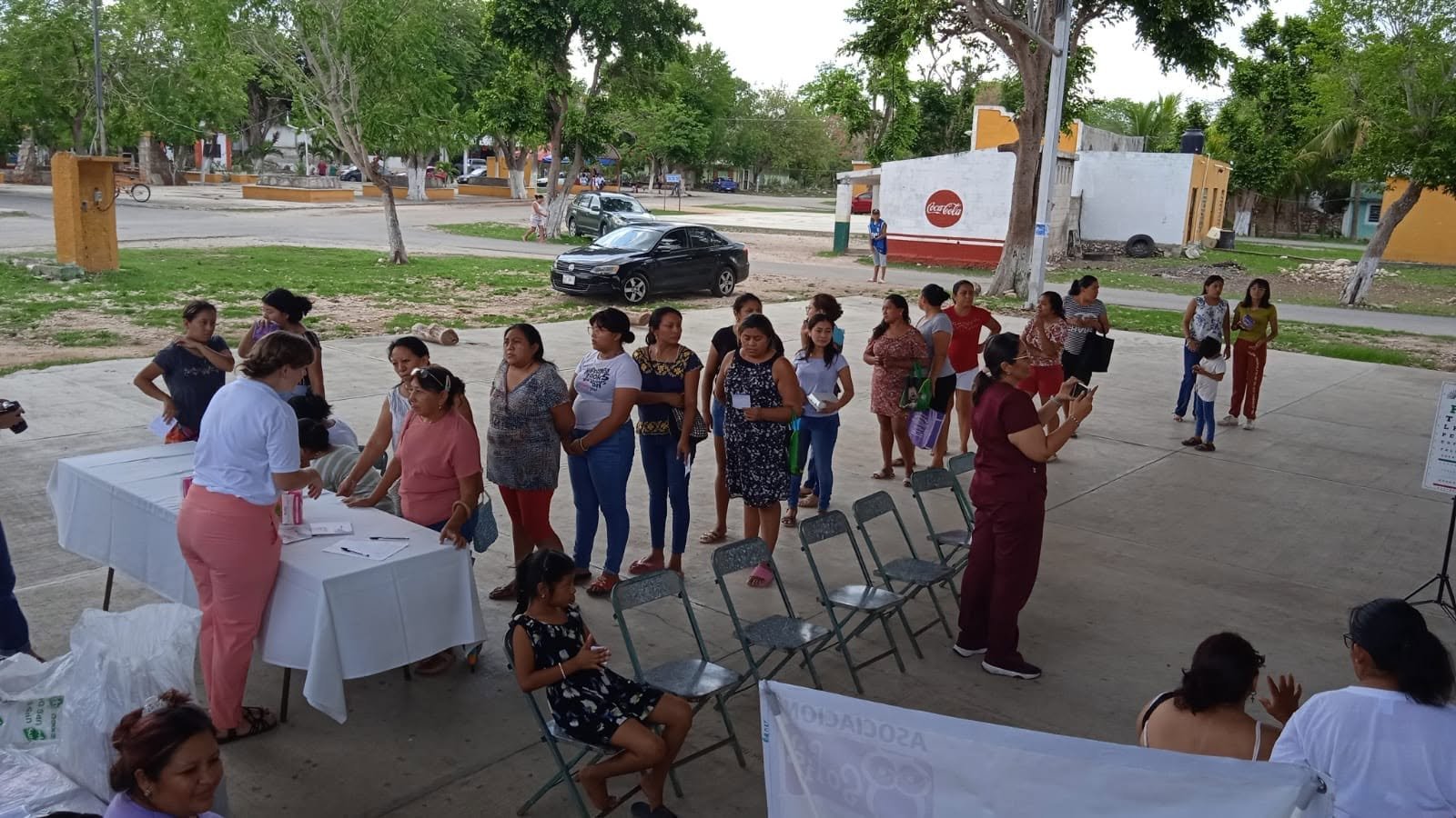 Voluntarios realizando un examen de la vista a una persona de la comunidad